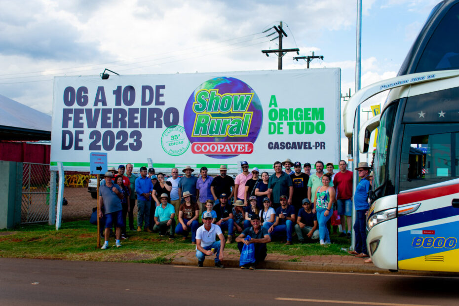 Prefeitura de General Carneiro proporciona viagem para Show Rural Coopavel para agricultores e produtores do município.