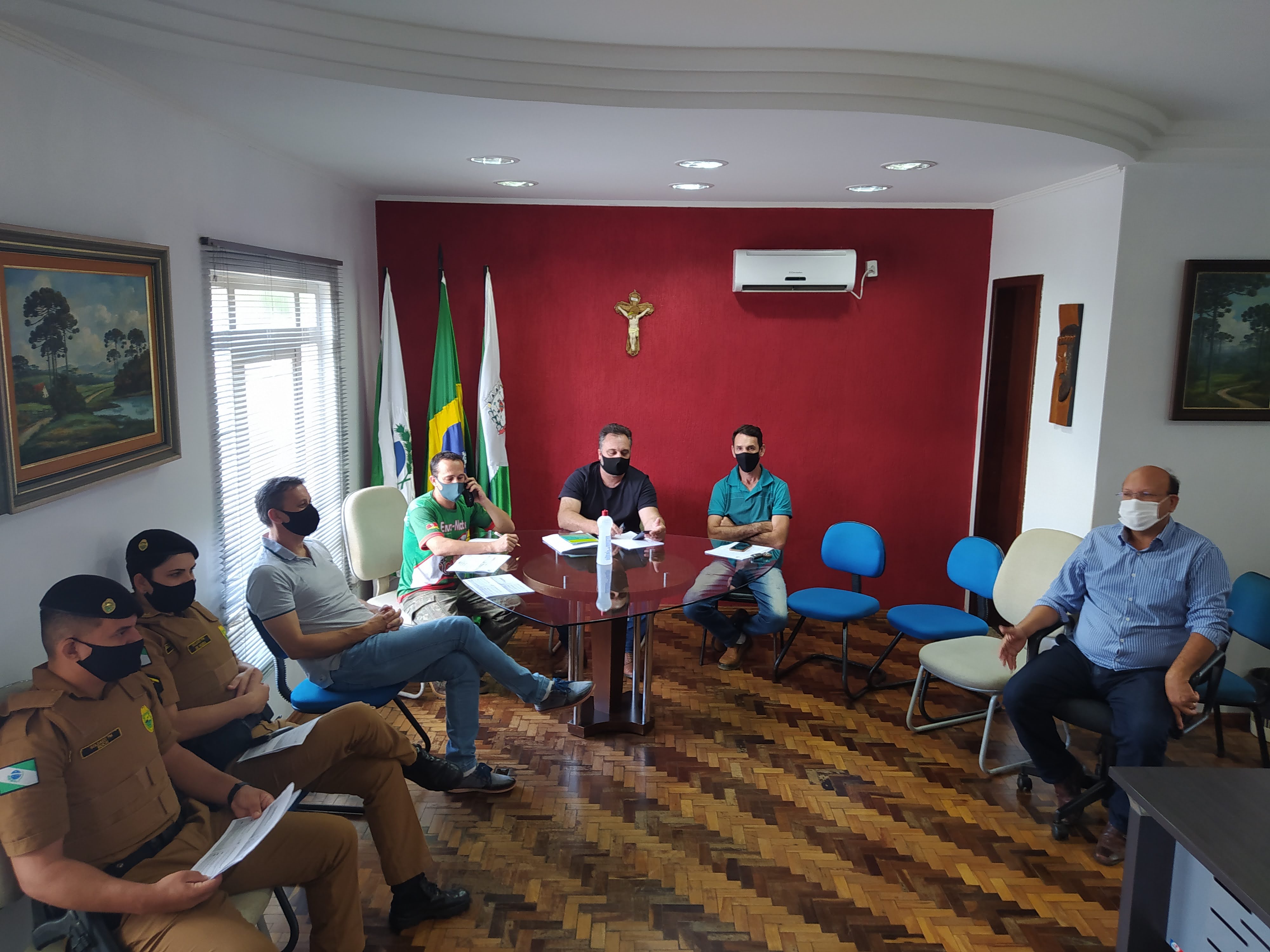 Prefeito Joel realiza reunião a respeito do LockDown