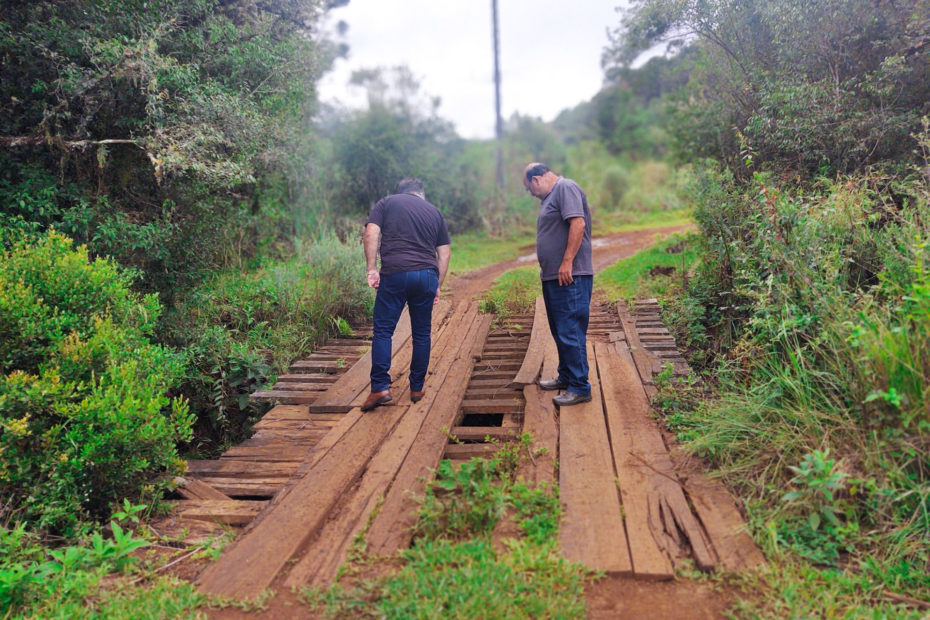 Prefeito e vice-prefeito verificam situação da ponte da Indubra para trazer melhorias.