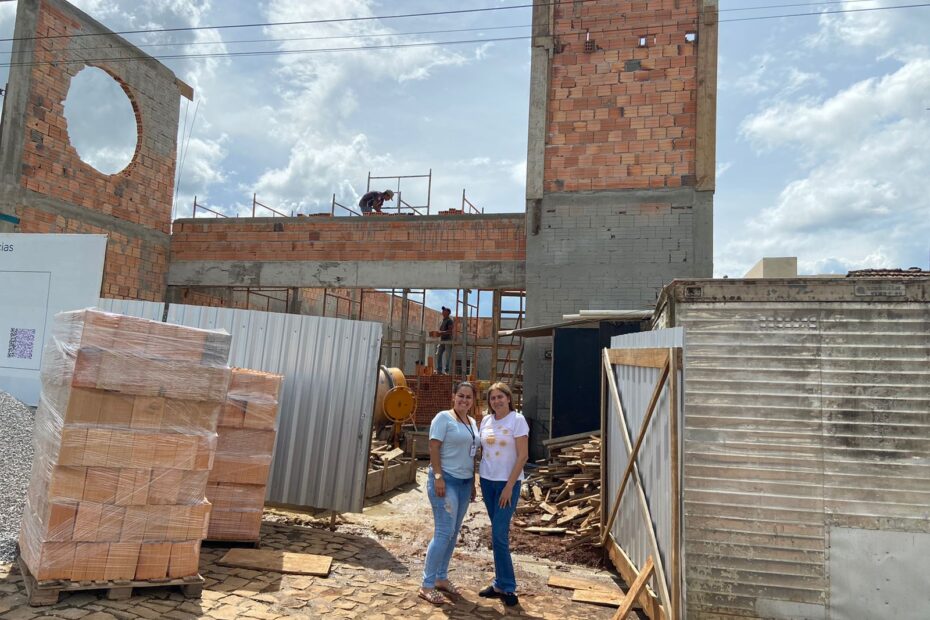 Um sonho se tornando realidade: Sede da Melhor Idade está sendo construída e secretária e coordenadora acompanham a obra.