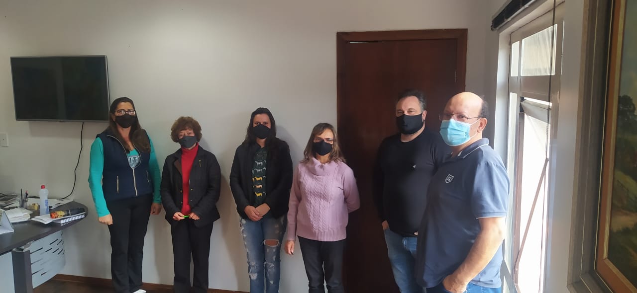 Prefeito de General Carneiro se reúne com grupo de protetores de animais independentes