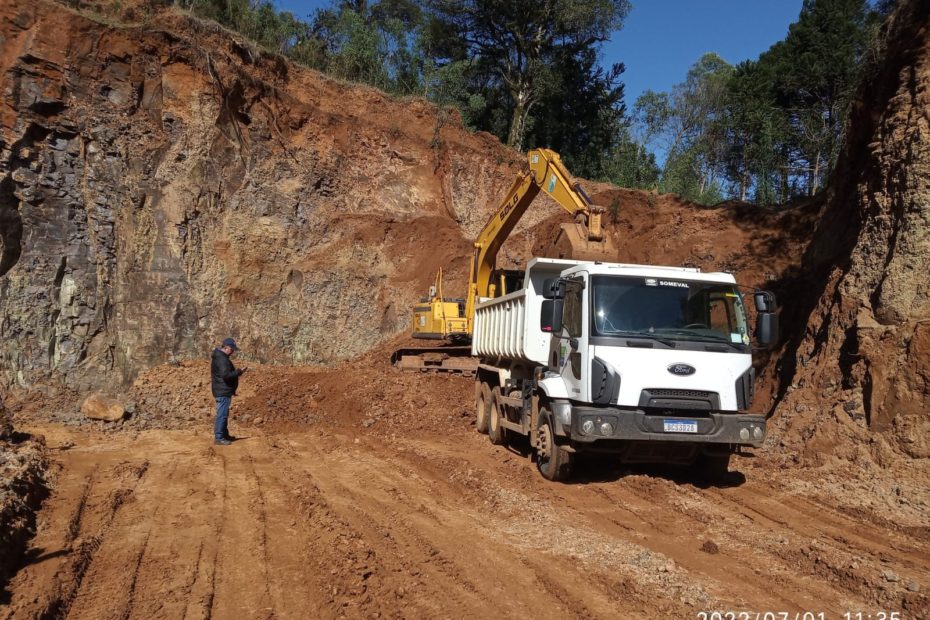 União que faz a força: estrada que liga Campo do Meio ao Iratim recebe manutenção pelas Secretarias de Obras e Agricultura.