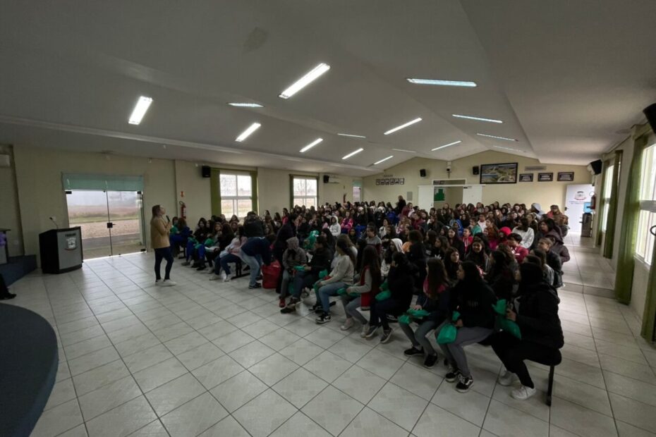 Iniciativa da Prefeitura: programa Elas por Elas entrega mais de 570 kits de absorventes para adolescentes do município.