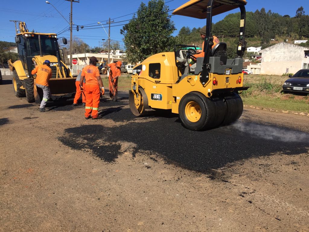 Prefeito acompanha “Operação Tapa-Buracos em ruas de General Carneiro