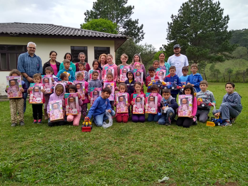Prefeitura entrega brinquedos para crianças das Escolas do Campo