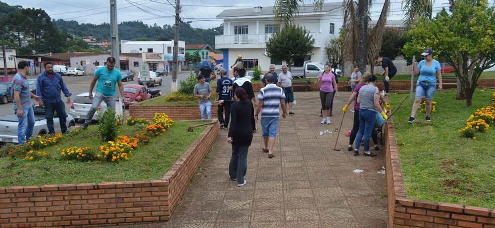 Prefeitura realiza mutirão de limpeza nas praças