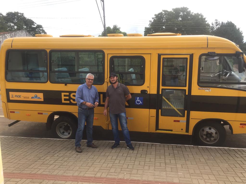 Prefeito Gaúcho entrega chaves do ônibus para secretário de educação