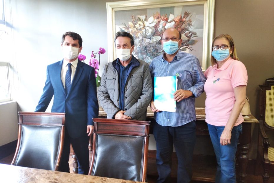 Prefeito se reúne com Deputado Alexandre Curi e secretário Estadual em busca de recursos para o Parque Linear
