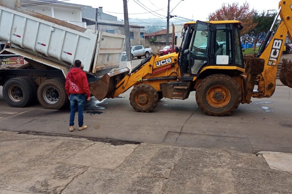 Prefeitura realiza operação tapa-buracos em ruas do Município de General Carneiro.