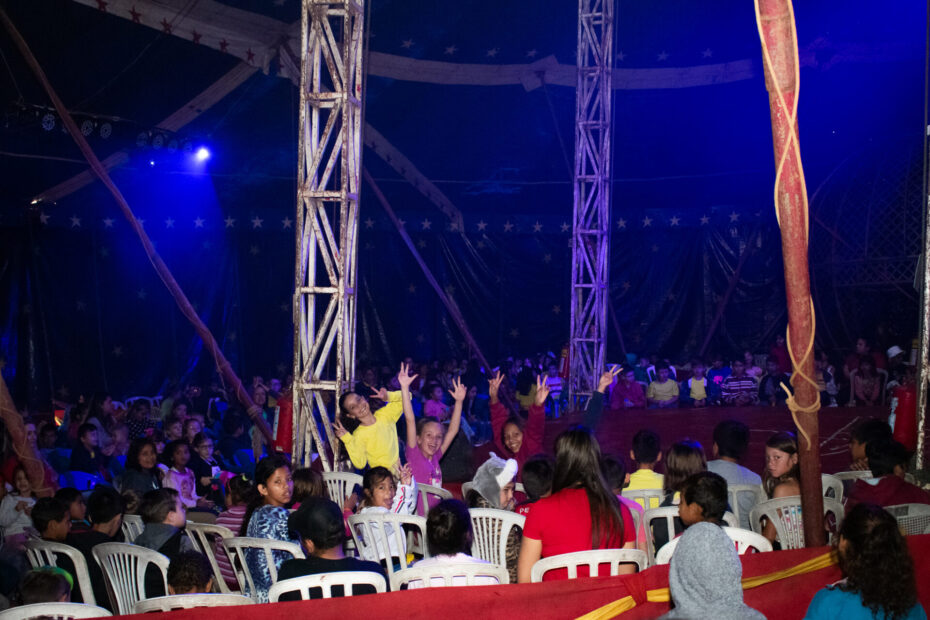 Alunos da rede de ensino municipal se divertem em visita ao Circo.