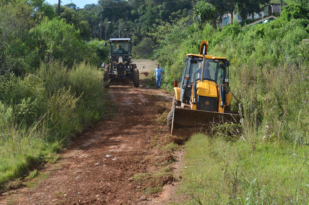 Prefeitura de General Carneiro recupera ruas de terra
