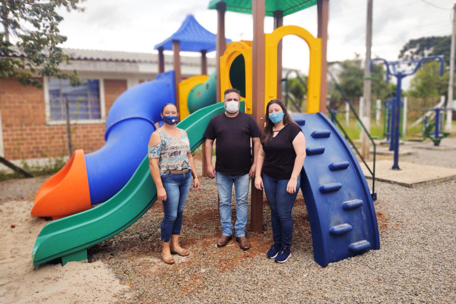Prefeitura e Secretaria de Educação e Cultura realizam a aquisição de 3 novos parquinhos para o município.