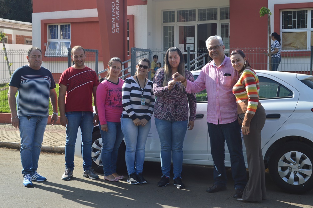 Prefeito e Primeira-dama entregam veículo 0 km para equipe do CRAS