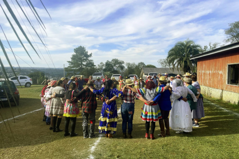 Arraiá da Melhor Idade ocorreu nessa sexta-feira. Muita dança, risadas e até casamento. Confira: