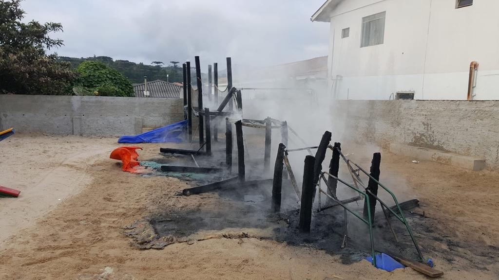 NOTA DE REPÚDIO E DE INDIGNAÇÃO À AÇÃO CRIMINOSA QUE INCENDIOU E DESTRUIU PARQUINHO INFANTIL