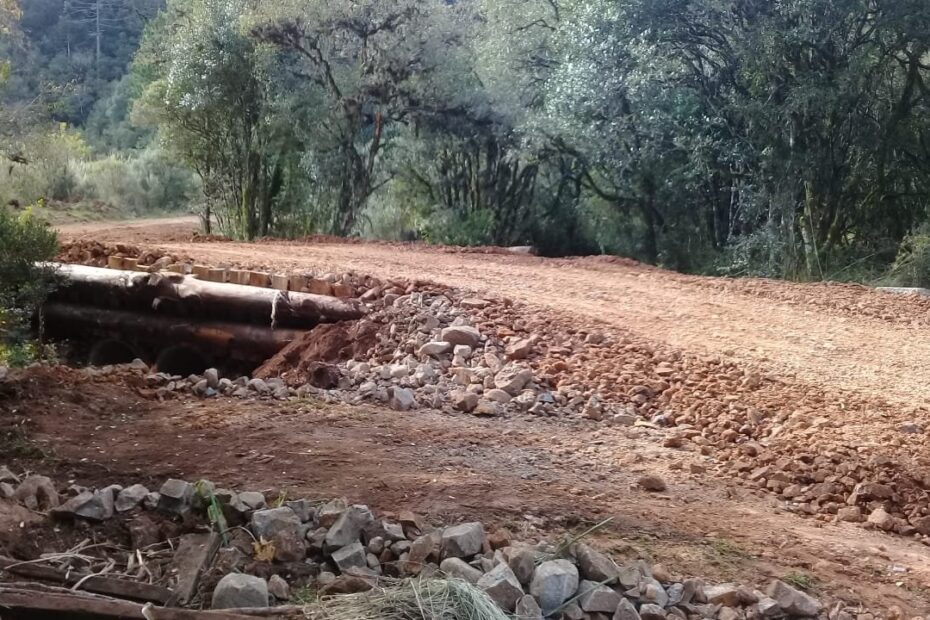 Secretarias de Obras e Agricultura unem esforços e restauram estradas e ponte na Indubra