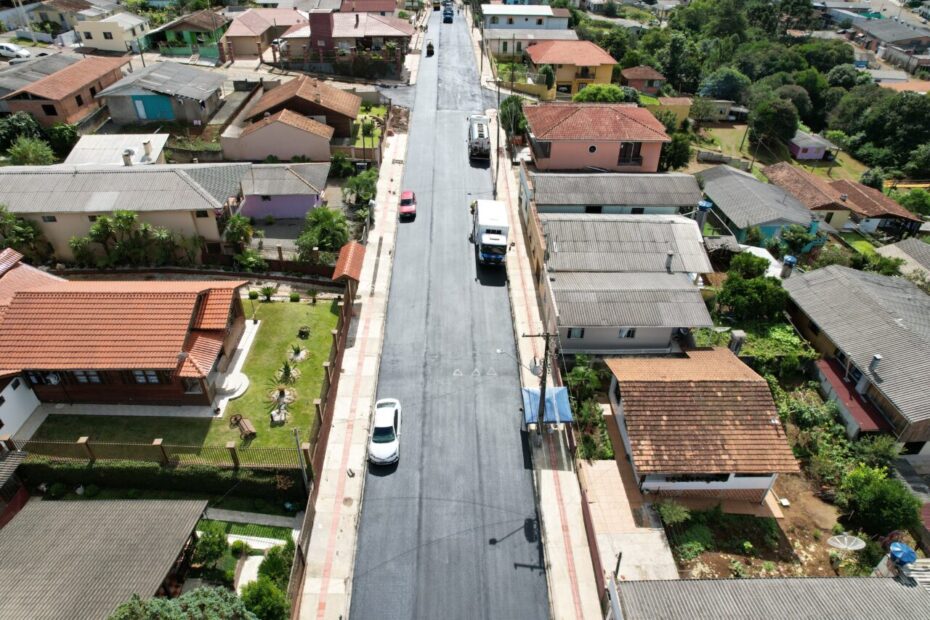 Prefeitura inicia asfalto na Santos Anjos e realiza um sonho do bairro Vila Operária