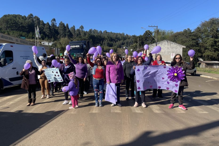 1º Caminhada da Mulher ocorreu neste sábado (20) e reuniu população no combate à violência contra a mulher.