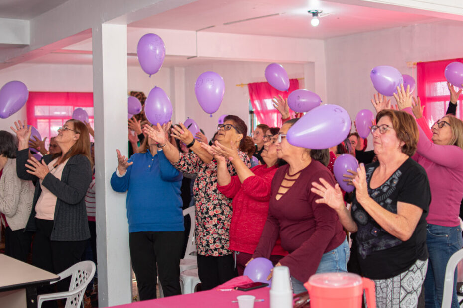 Dia das Mães na Melhor Idade: encontro transborda emoção com homenagem às mães do grupo.