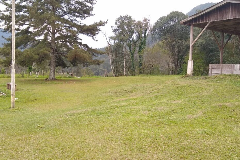 Prefeitura de General Carneiro, através de Departamento de Esporte e Lazer, realiza limpeza na quadra de esportes do Jangada.