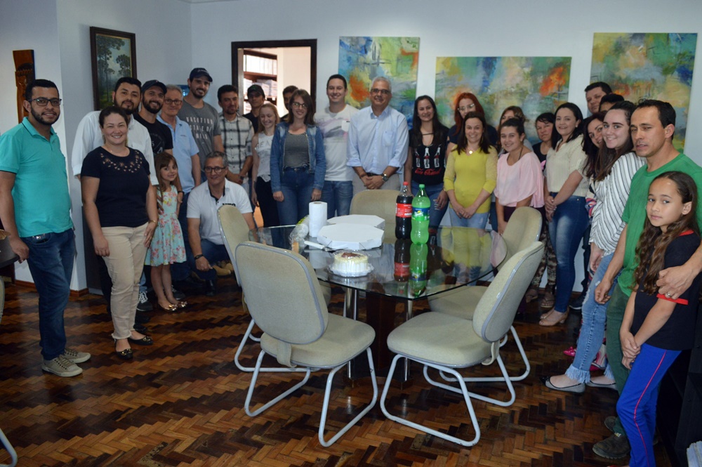 Servidores fazem homenagem ao Prefeito Gaúcho no dia de seu aniversário