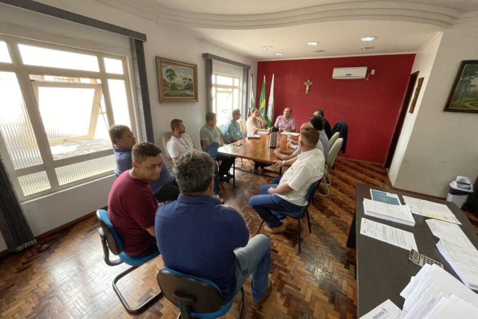 Equipe da Prefeitura se reúne com vereadores e equipe da SANEPAR para discutir questões de desabastecimento de água.